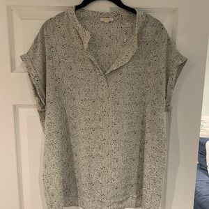 Black and white speckled short sleeve top